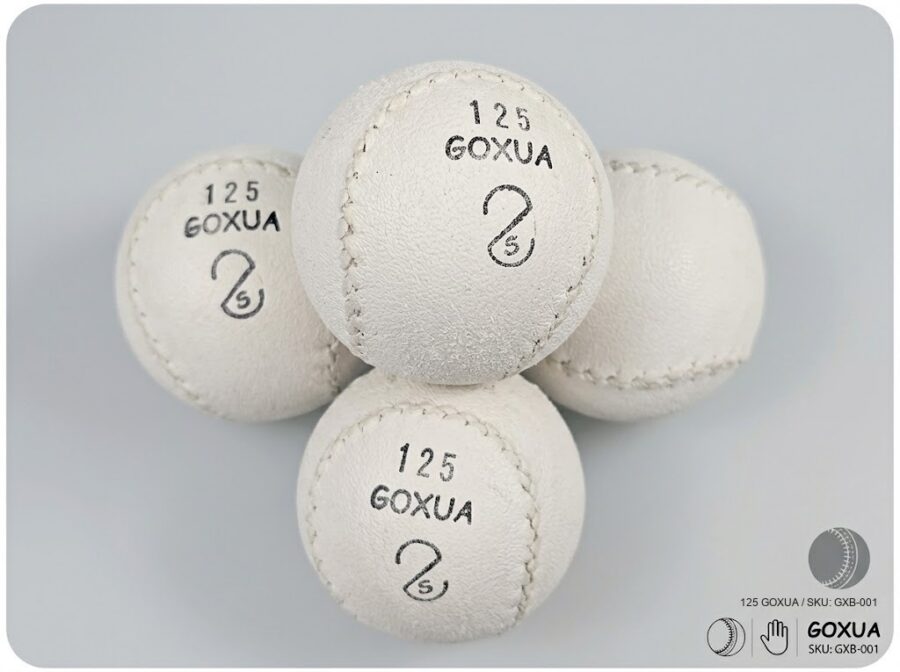Cuatro pelotas Goxua blancas de cuero con el número 125 y el sello GOXUA