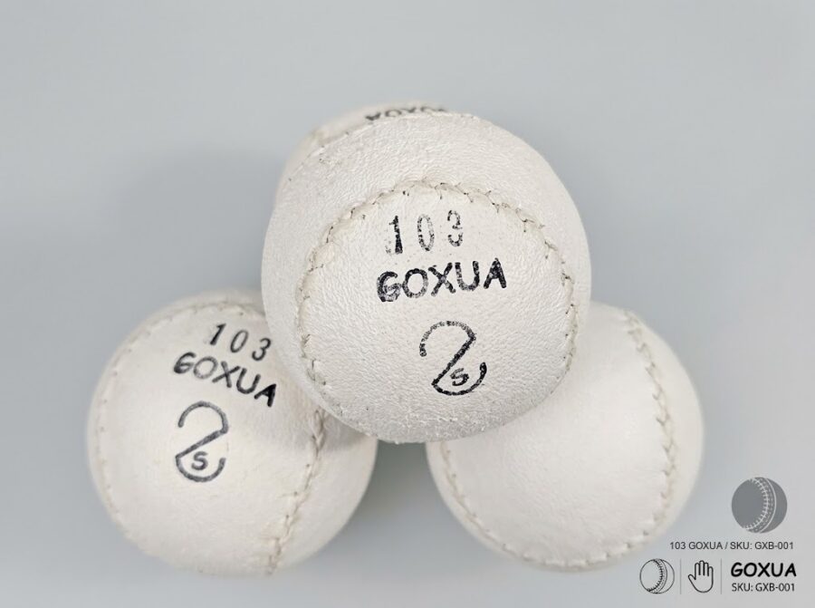 Tres pelotas Goxua senior blancas de cuero con el número 103 y el sello GOXUA
